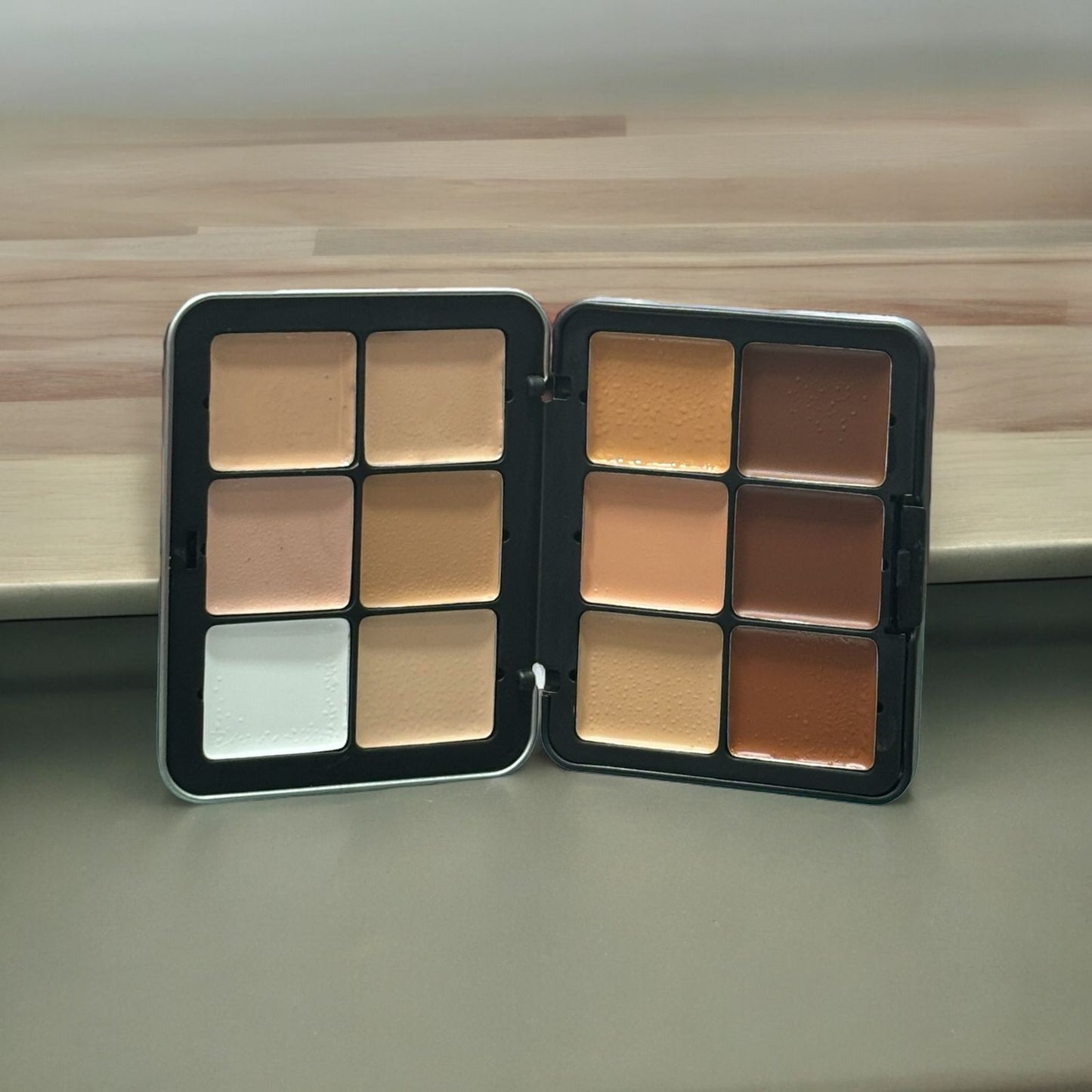 CARLA SECRET CREAM BLUSH AND CONCEALER PALETTE.